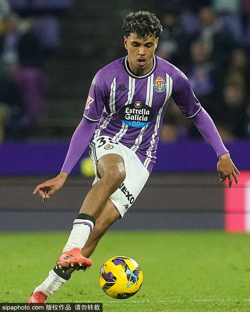 曼城小将埃切维里即将租借加盟勒沃库森:从青训新星到德甲前锋的蜕变之路